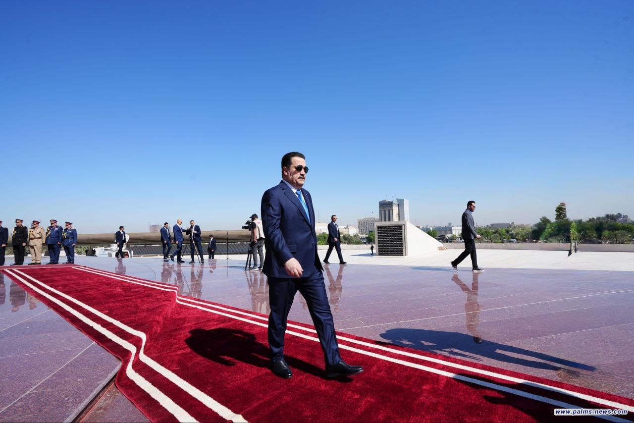 السوداني يضع اكليلاً من الزهور على ضريح الجندي المجهول بمناسبة العيد الوطني العراقي